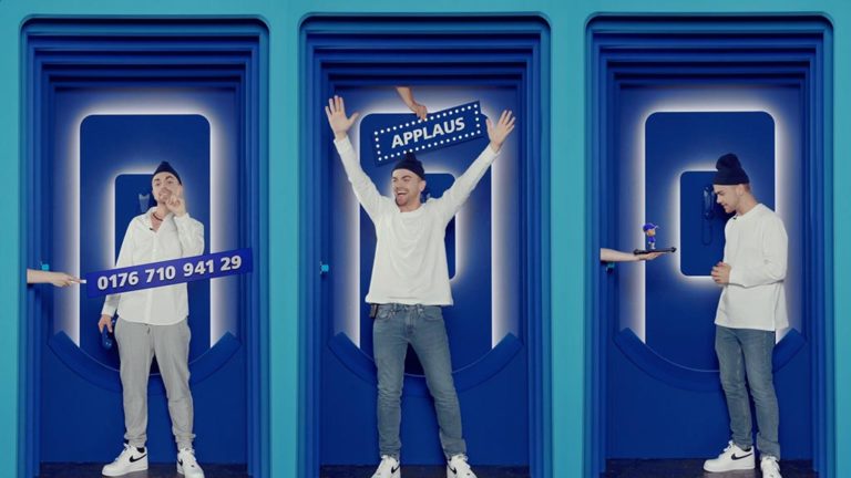 o2 what the o drei geteiltes bild mann steht in blauem rahmen