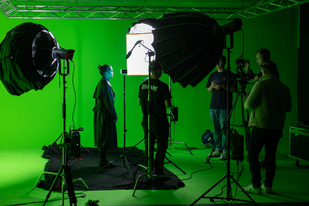 Greenscreen-Studio von ESCAPE Filmproduktion: realer Dreh als Basis für KI-generierte Bildwelten