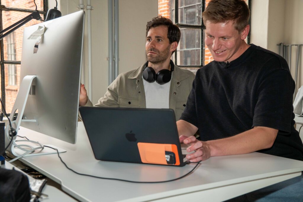 Postproduktion bei ESCAPE: Lukas Knaak und Chris Kueper besprechen den Schnitt am Rechner
