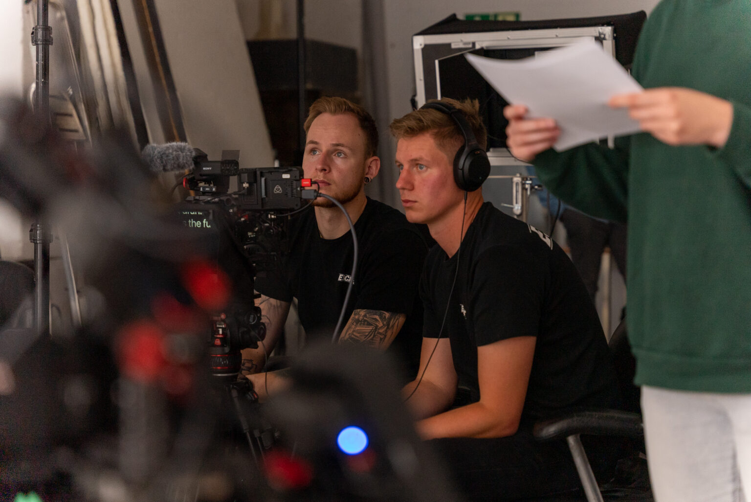 Regie und Kamera besprechen die nächste Einstellung am Monitor