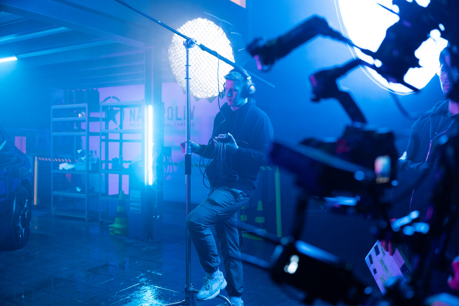 ESCAPE-Crew beim Dreh mit Kamerakran und blauem Licht