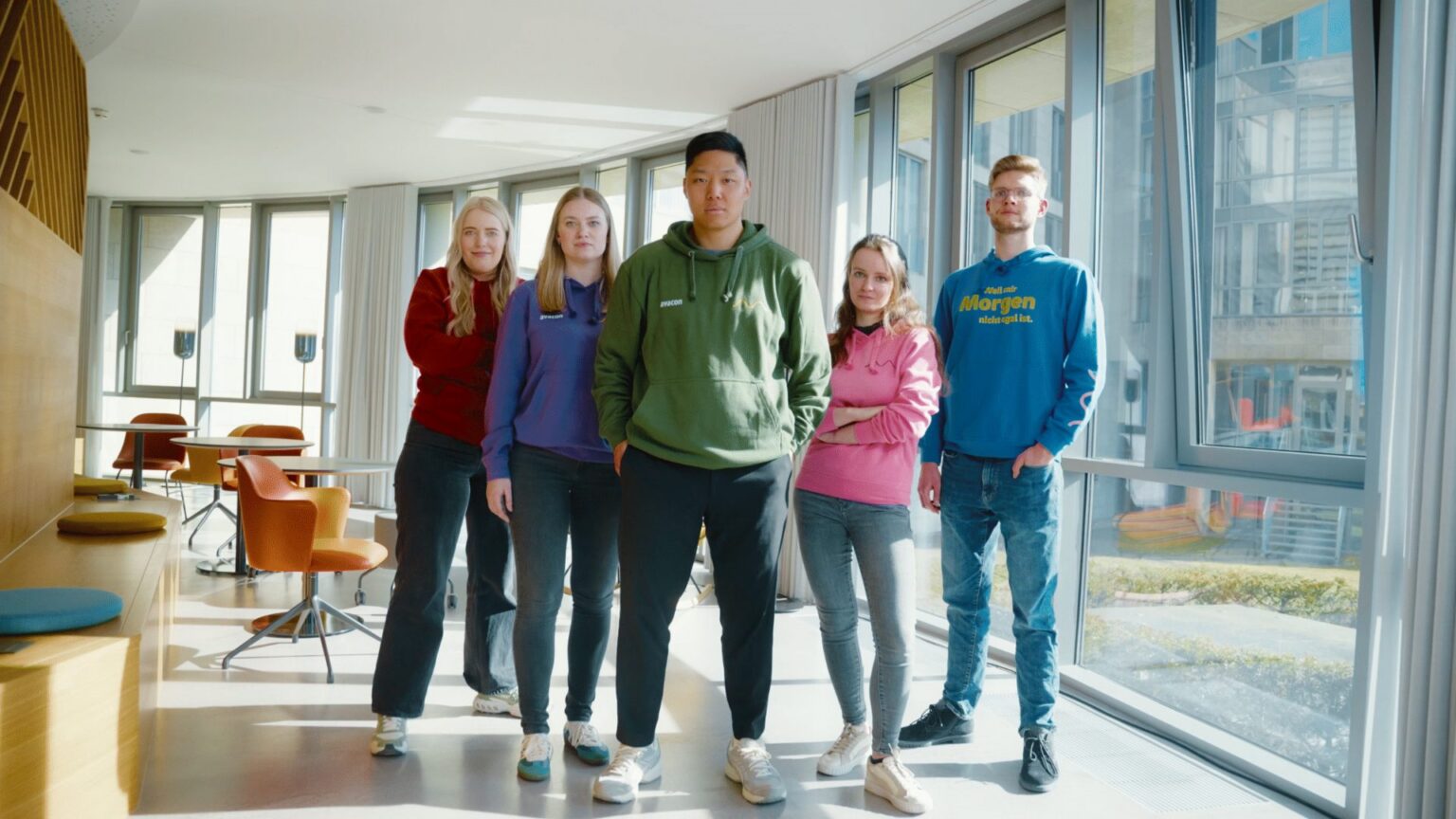 Trainees eines Energieversorgers im Buero, Szene aus einem Recruitingfilm
