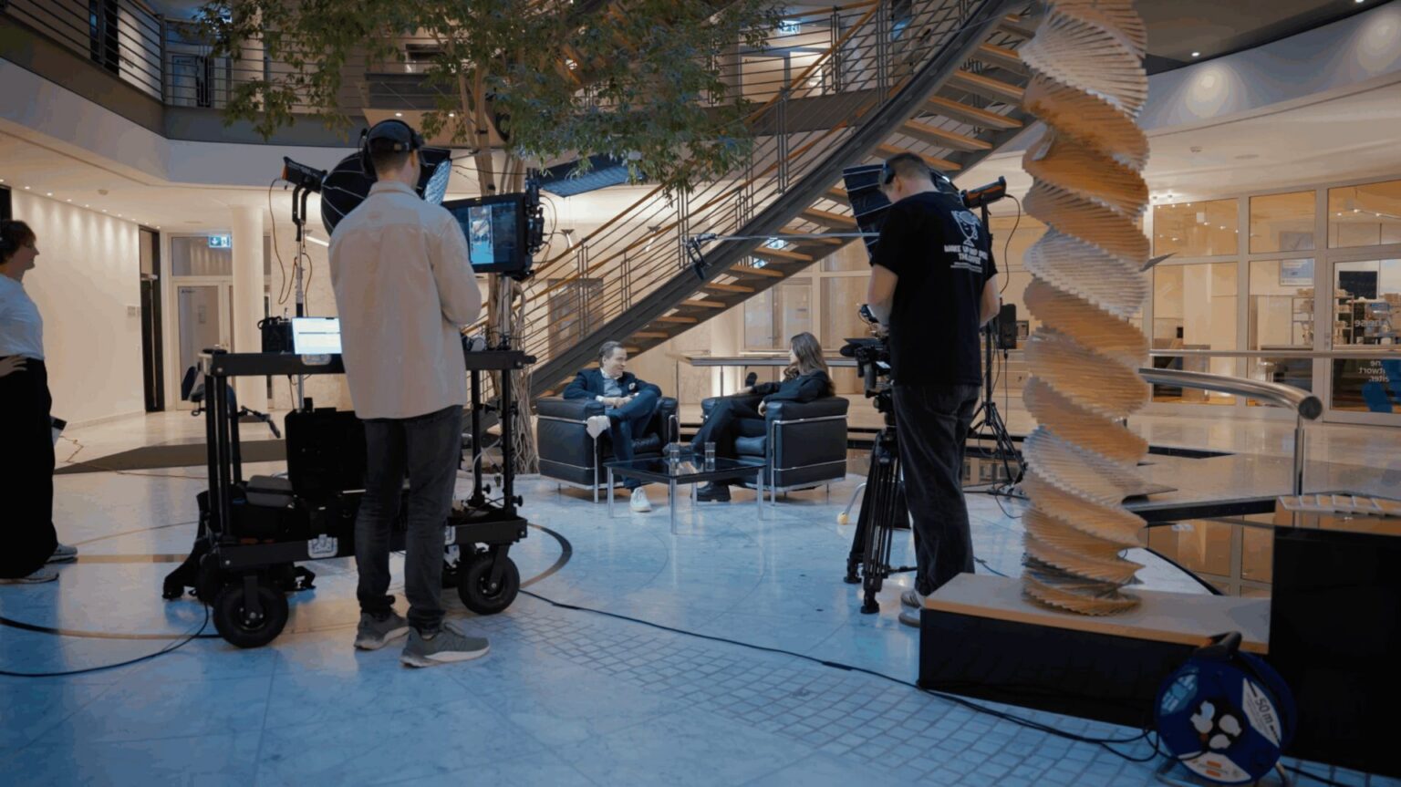 Filmteam beim Imagefilm-Dreh in der Lobby der Heise Gruppe